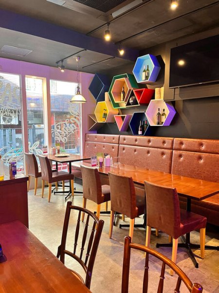 色彩缤纷、流行感十足的店内