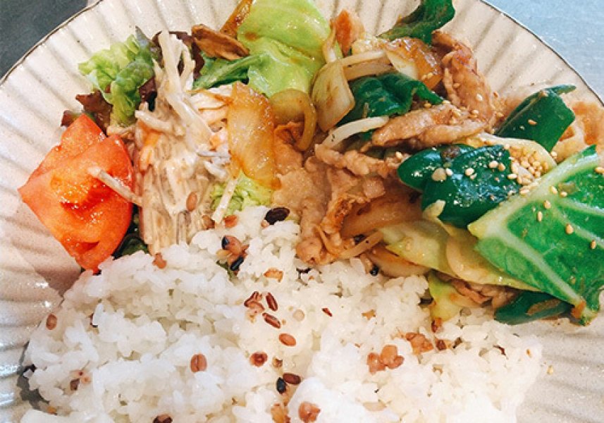 配自制小菜的一盘式午餐