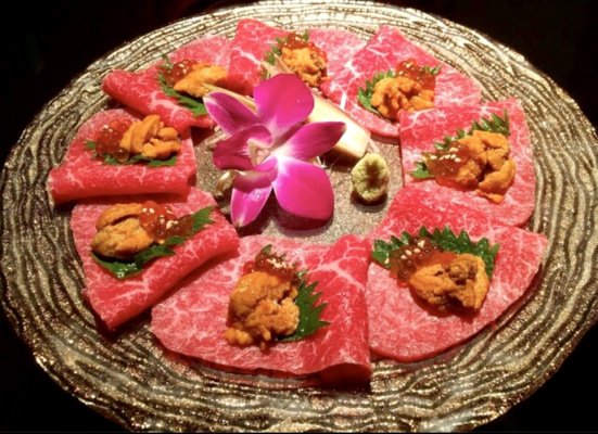 招牌「尾崎牛赤身刺身，铺上海胆和三文鱼籽」