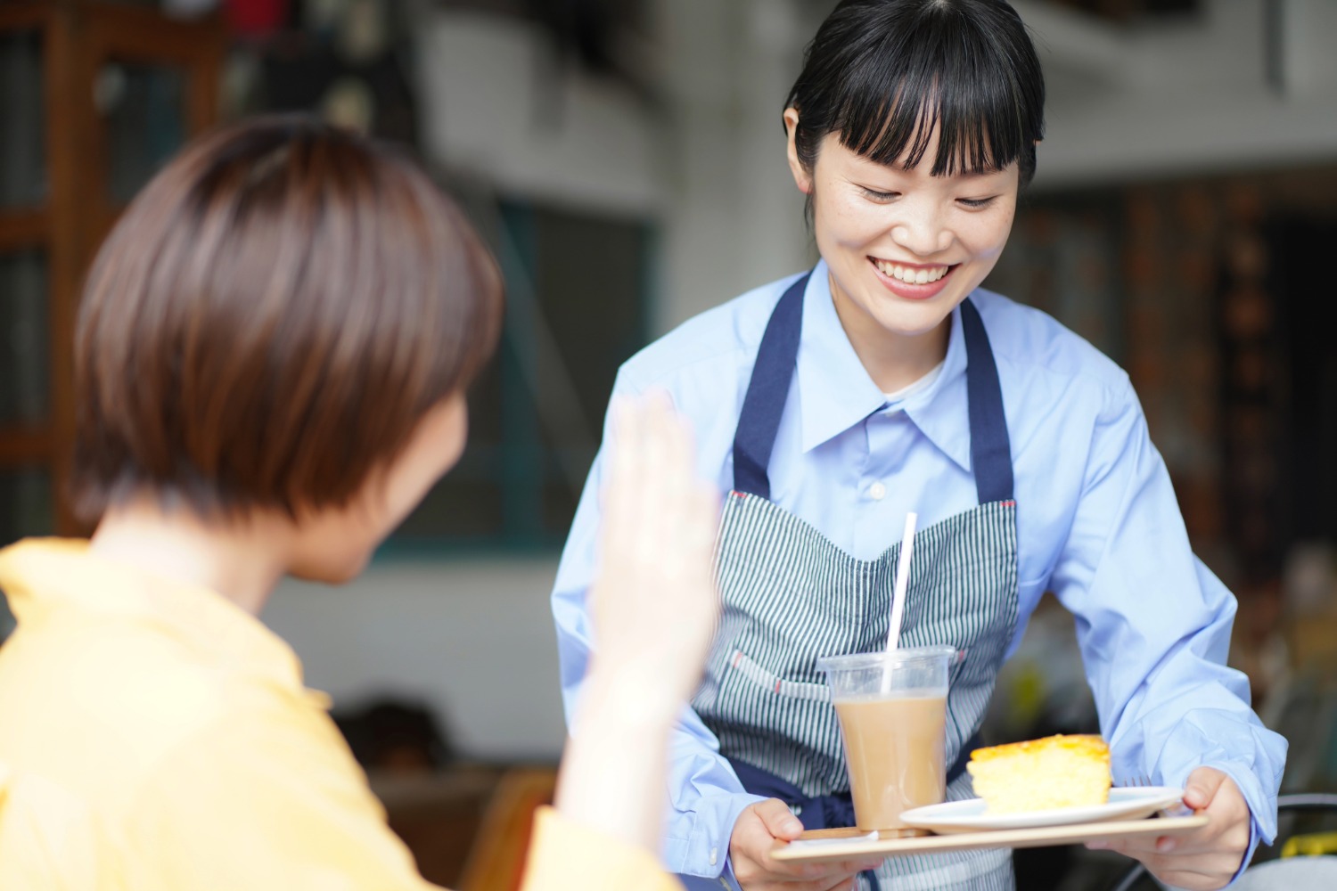 正在店内接待顾客的工作人员
